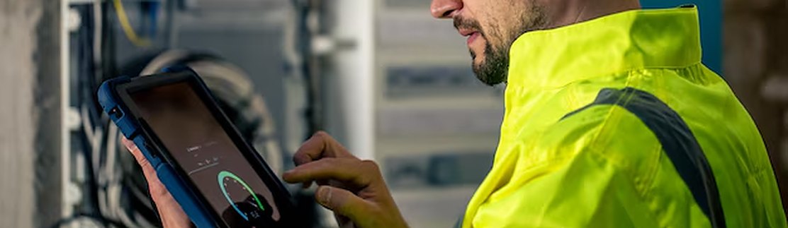 Engenheiro de segurança do trabalho conferindo dados em campo